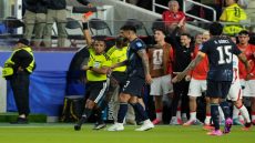 سابقة تاريخية في كأس العالم .. أول بطاقة حمراء بسبب تغطية الفم أثناء الحديث