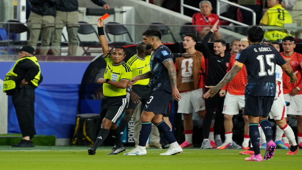 سابقة تاريخية في كأس العالم .. أول بطاقة حمراء بسبب تغطية الفم أثناء الحديث