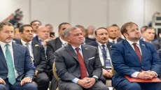 الملك وصل الى المكان قبل الموعد المقرر بساعة كاملة.. ودخل بصمت الى قاعة جانبية.. وهذا ما جرى
