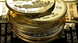 الذهب يرتفع قليلا مع تراجع الدولار في ظل انحسار توقعات رفع الفائدة