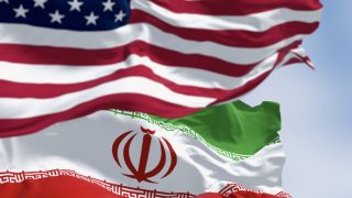 واشنطن تتوعد “بحرب اقتصادية” وطهران تهدد بوقف جميع تدفقات النفط