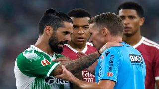 قناة ريال مدريد تشن هجوما لاذعا على التحكيم بعد الخسارة أمام ريال بيتيس